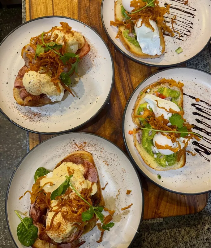 Eggs benny, brekky till 2pm